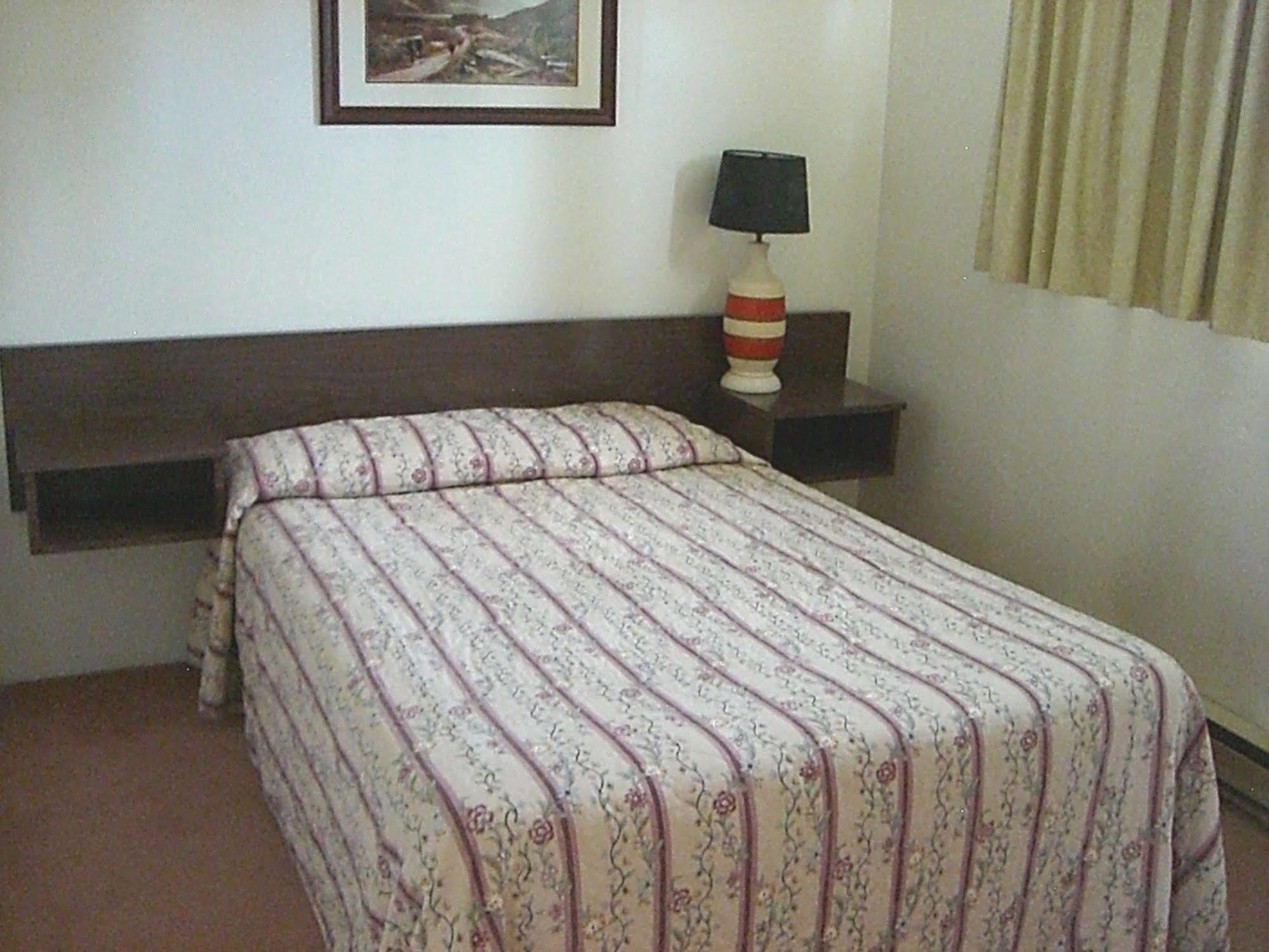 A-1 Alberni Inn Port Alberni Bagian luar foto
